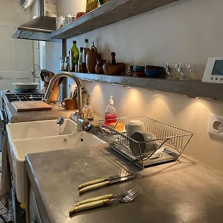 2 Bed/bath House Steps From Place Aux Herbes