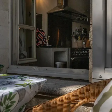 2 Bed/bath House Steps From Place Aux Herbes